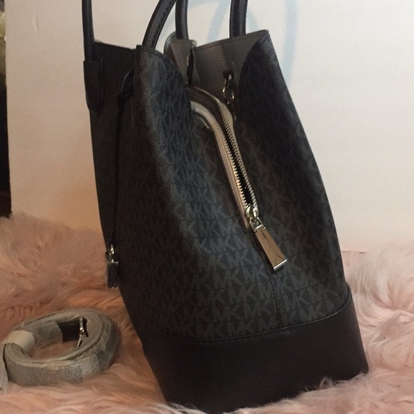 Michael Kors Mercer Gallery Snap Large Black Leather Tote - Picture 13 of 17